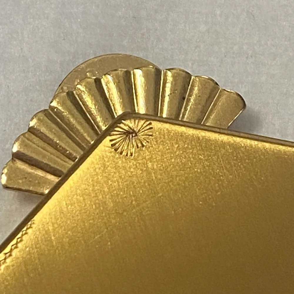RARE 1940s Gold Henriette Mirror Compact with Etched Design - Picture 5 of 16